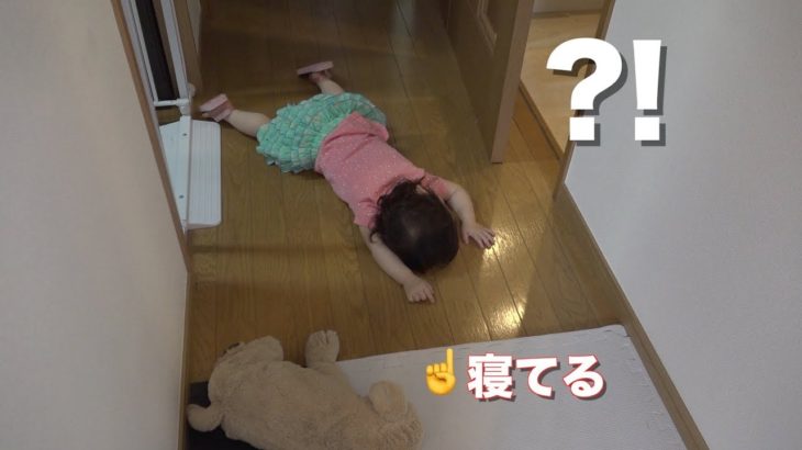 【笑撃映像】どうしてこうなった？衝撃的な寝方をする１歳児