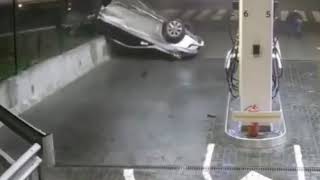 【衝撃映像】給油のため停車した車が一瞬でサムネのような状態に　ウクライナ/キエフ　2019年12月24日