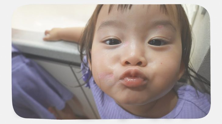 メイクに目覚める1歳児