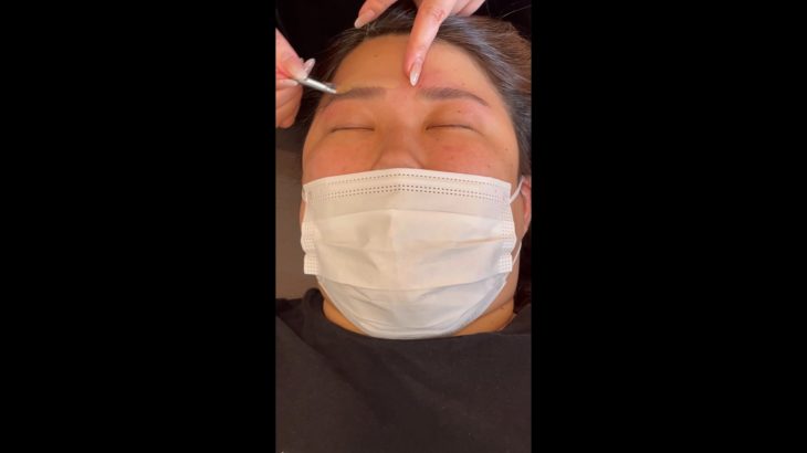仕上げの眉メイク