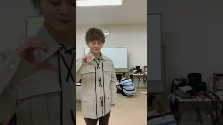 後ろのメイクさんwww#フォーエイト #こたつ #あみか