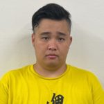 自宅の玄関前で事件が起こりました。