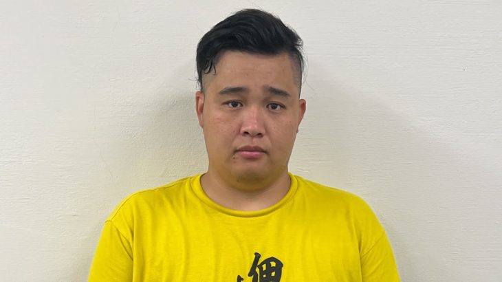 自宅の玄関前で事件が起こりました。