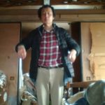 ムカシオナガザル　モーニングルーティン20230418　ペットボトルを頭にのせて肩を動かす