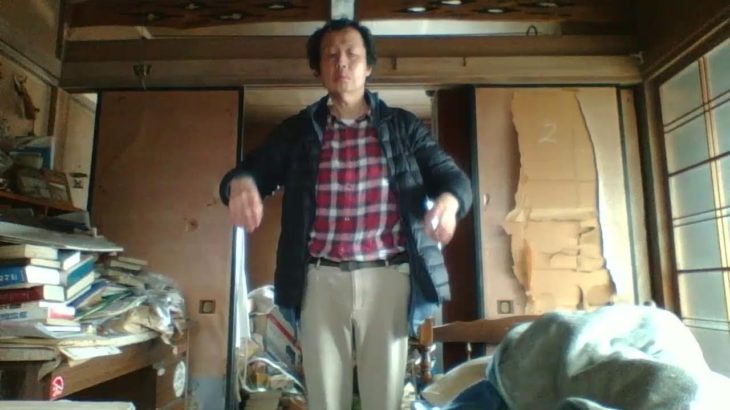 ムカシオナガザル　モーニングルーティン20230418　ペットボトルを頭にのせて肩を動かす