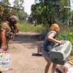 ウクライナ南東部で激しい砲撃　住民ら、ペットを連れて必死の避難