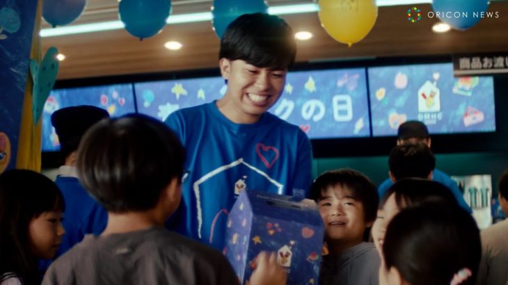 フィッシャーズ・マサイ、マックCMデビュー！堺雅人と共演　新CM青いマックの日「青い人気者」篇