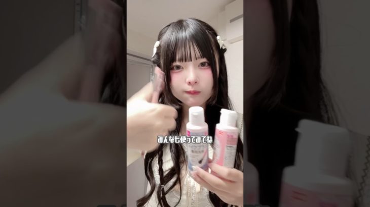 中学生がメイクブラシとパフをダイソーの洗剤で洗う動画。