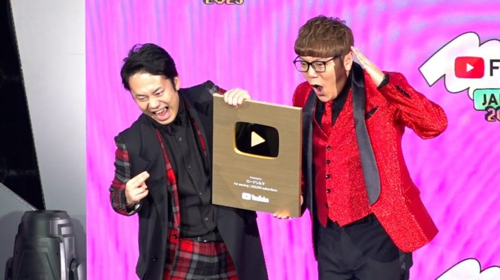 レッドカーペットで100万人達成の金の盾をもらいました！！