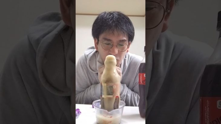 【メントスコーラ】ペットボトルの大きさが違っても、メントスコーラで吹き出る量は同じなのか！？ #アラサー男子 #メントスコーラ#一人遊び