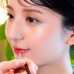 プロによるカラーを使った夏のキラキラ大人メイク | NOT ASMR