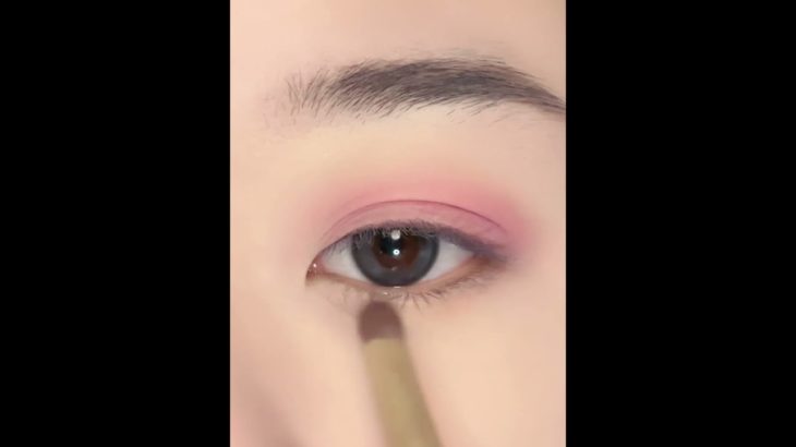 ユートピアピーチのパウダーダイヤモンドアイメイクチュートリアル