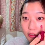 クリスマスコフレでメイクをしながら雑談するエレガント人生