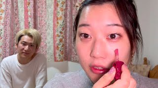 クリスマスコフレでメイクをしながら雑談するエレガント人生