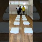 段ボール渡りチャレンジで先にゴールするのは誰？ #shorts