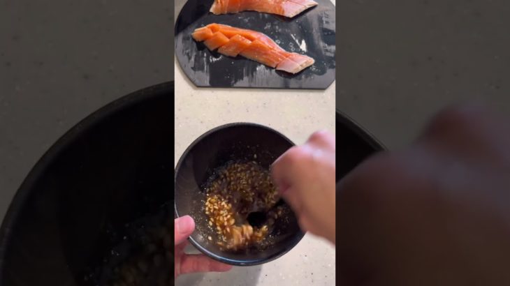 【これで10kg痩せた】栄養満点ダイエットサーモンサラダボウル💯🥑🐟🥗🎵#shorts #筋トレ #ダイエット #健康 #workout #diet  #motivation