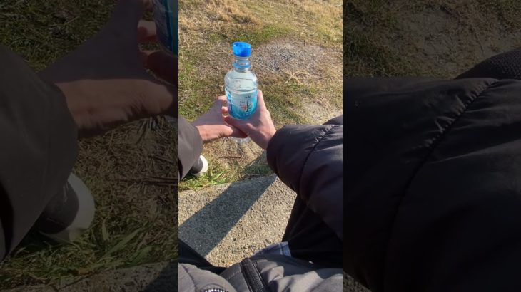 ペットボトルのキャップを外し、それを飲み口部分の上に逆向きに乗せてからペットボトルを強く握る　#plasticbottle