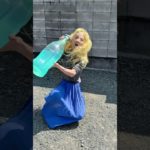 巨大なペットボトルの水分を補給したら元気な気分になって感動した