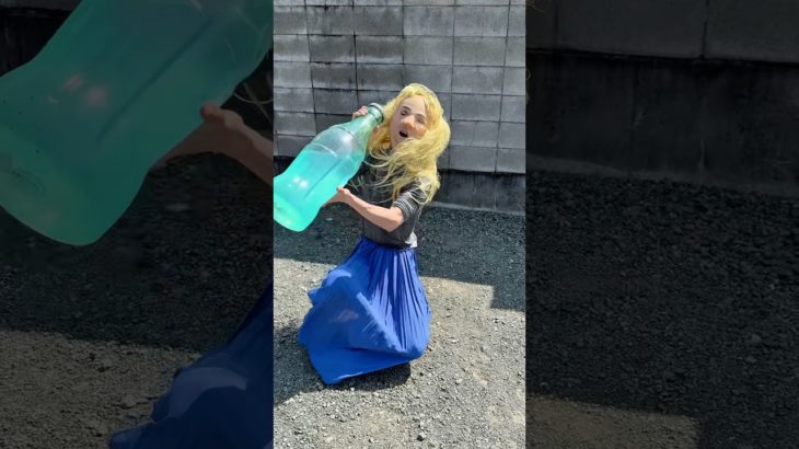 巨大なペットボトルの水分を補給したら元気な気分になって感動した