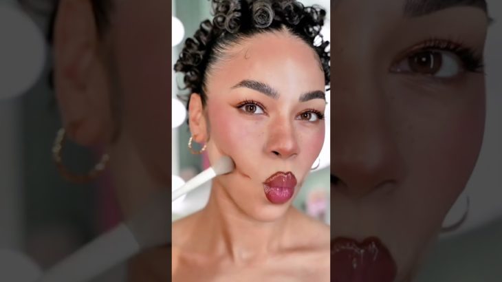model cheeks hack😱🤯#makeup #makeuptutorial #beauty #lipsticktutorial #shorts #hack #contouring #like
