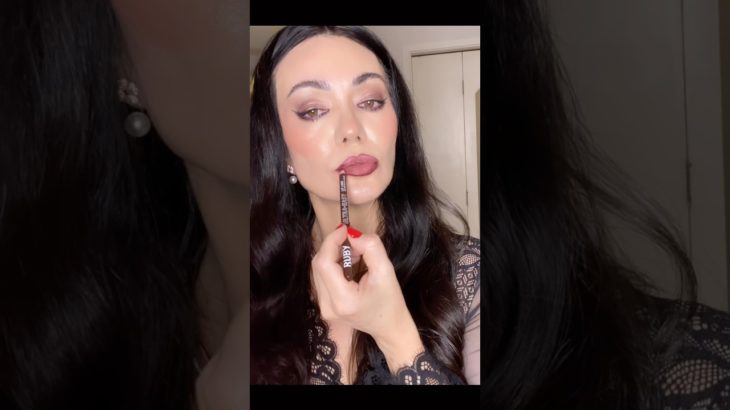 Lábios com volume e brilho usando Fenty Beauty + Ruby Kisses | Lip combo sofisticado! #shorts