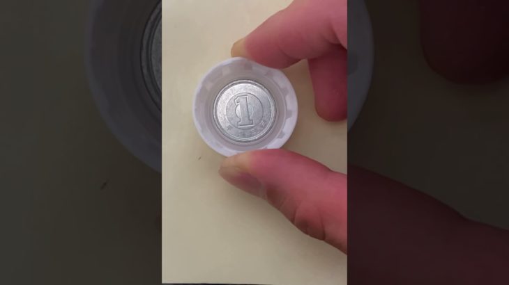 ペットボトルキャップの中の真ん中の淵の部分に1円玉をはめ込んでから、ペットボトルキャップの中に500円玉をはめ込む　#coin