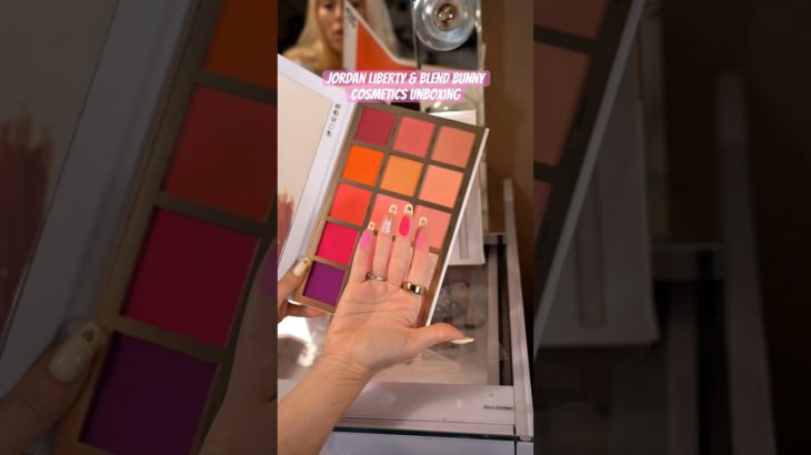 This blush palette is the size of my torso #beauty #makeuptutorial #makeup #makeuptips #unboxing #fy