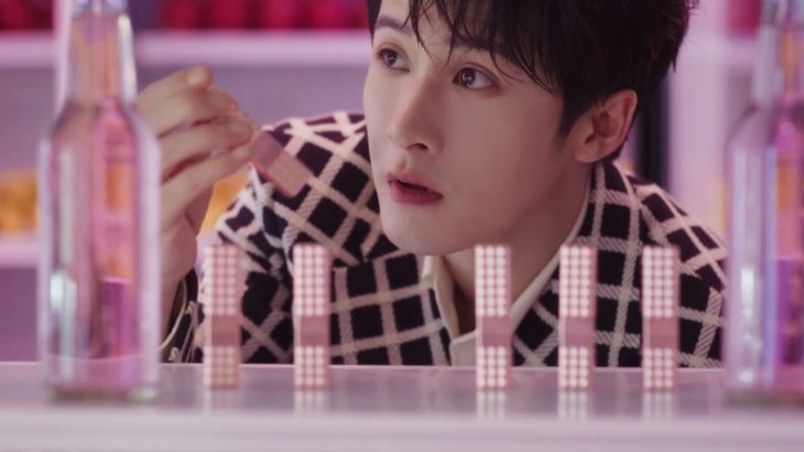 俳優・歌手の檀健次（タン・ジェンツー）が ヴァレンティノ ビューティ新作リップのキャンペーンに登場