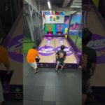 ボウリング上に穴があいてる🎳⁉️