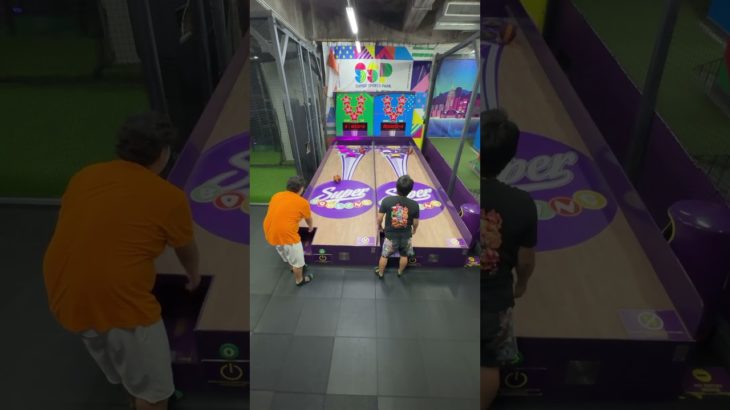 ボウリング上に穴があいてる🎳⁉️