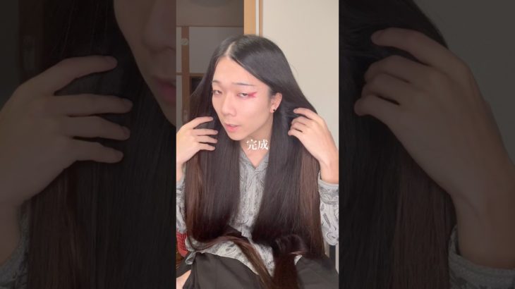 和風メイクをするロン毛男