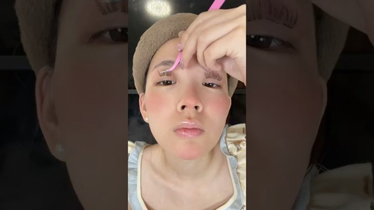 The Easiest Way to Put On False Lashes