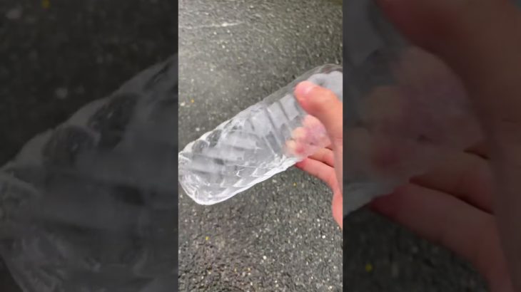 水が全部入ったペットボトルはペットボトルフリップできる？ #ショート＃検証＃ペットボトル＃水